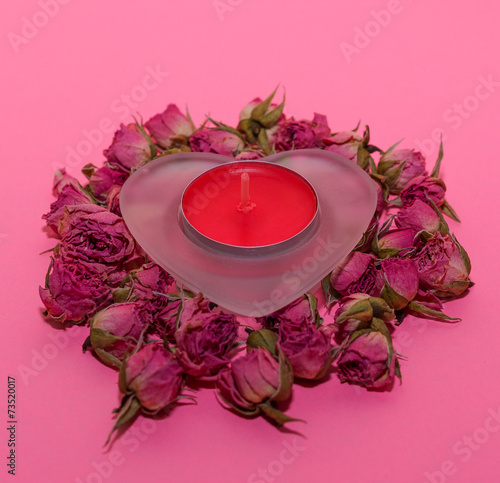 Obraz na płótnie Composition with heart and candle with roses on pink background w salonie