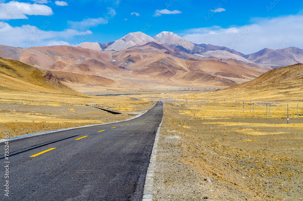 The road on the Tibetan Plateau