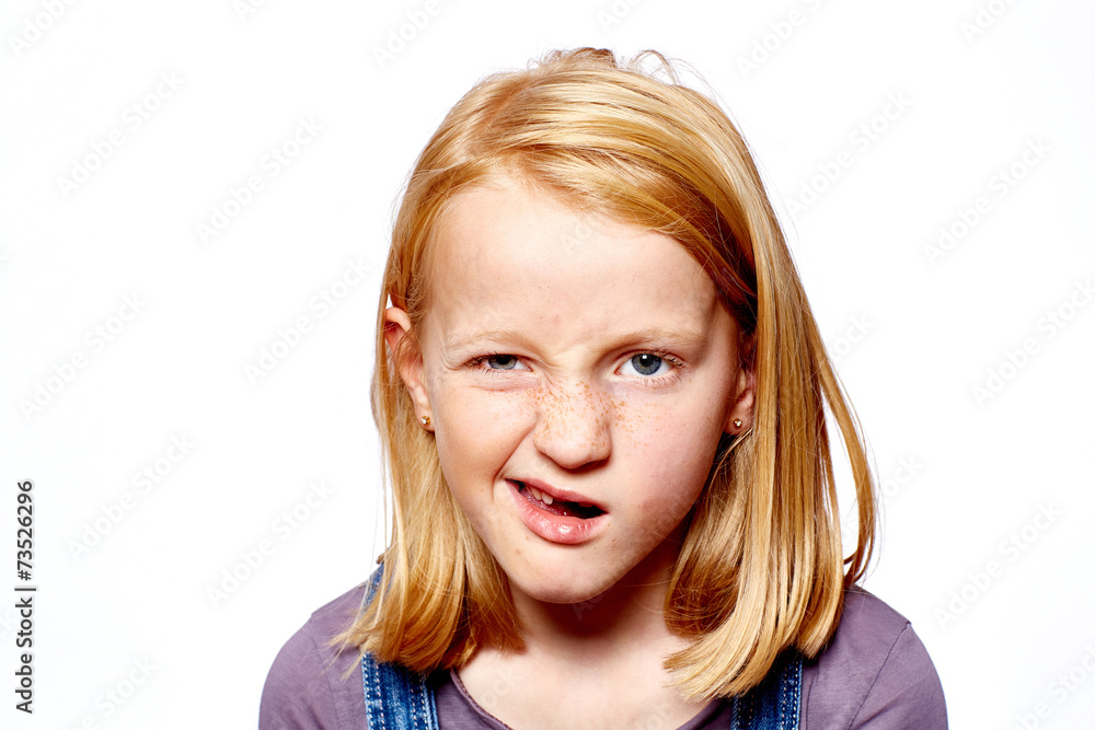 Mädchen verzieht das Gesicht Mädchen verzieht das Gesicht