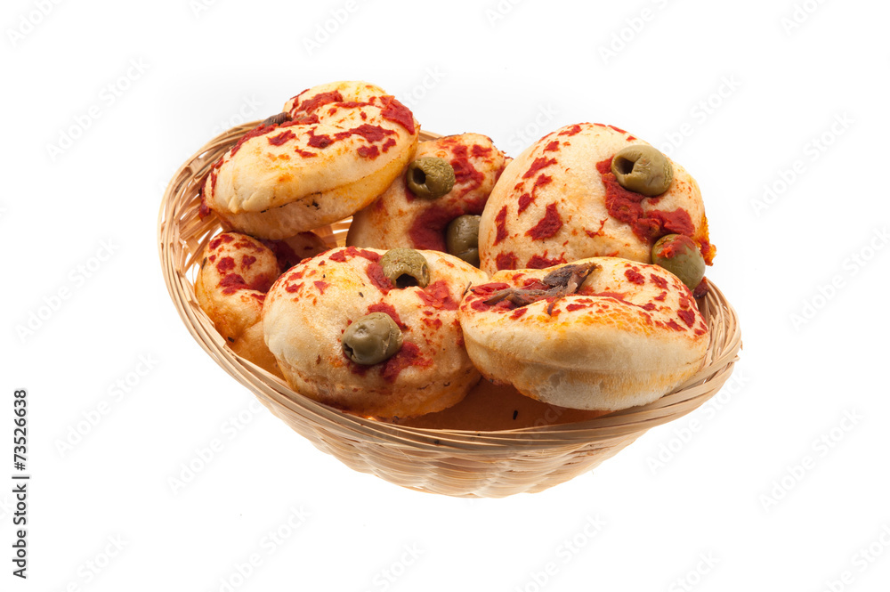 Pizzette farcite nel cestino isolato su sfondo bianco Pizzette farcite nel cestino isolato su sfondo bianco