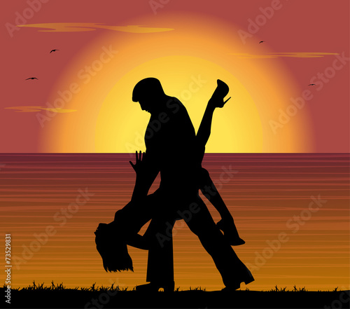 coppia che balla il tango al tramonto