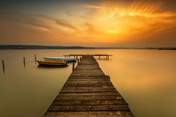 Fototapete Landschaften Blick auf den Sonnenuntergang mit Booten an einer Seeküste in der Nähe von Varna, Bulgarien  © Jess_Ivanova