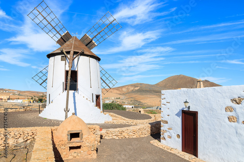 Fotografi Traditional old windmill in Tiscamanita village, Fuerteventura