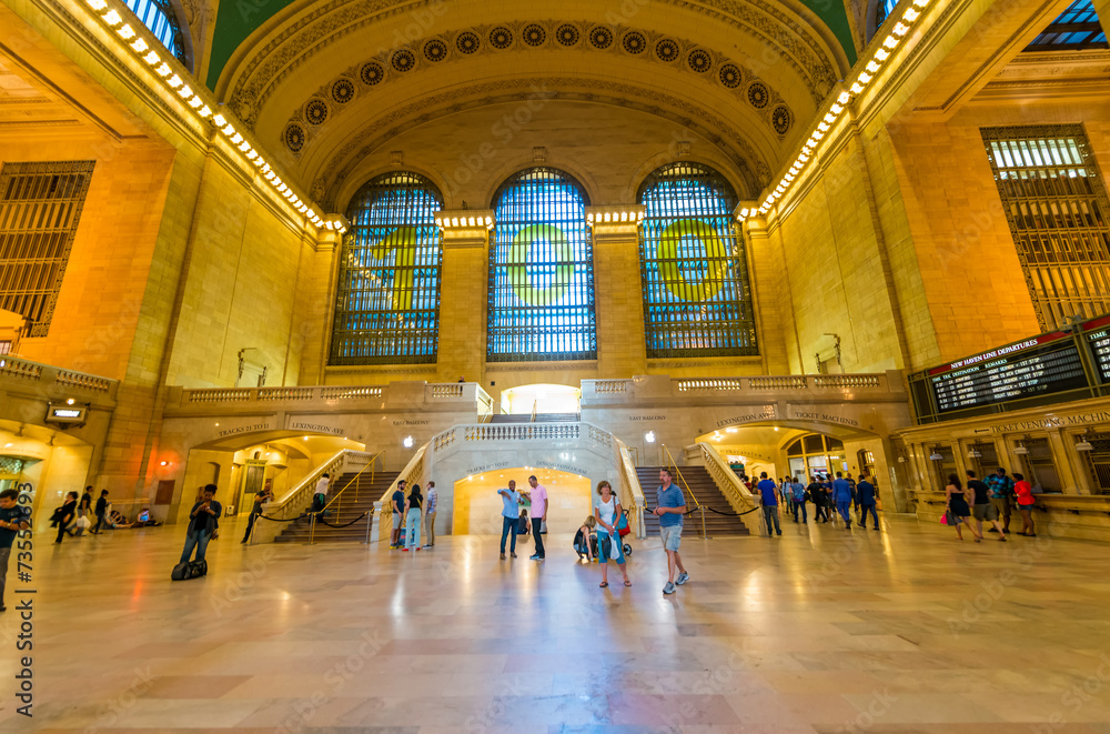 Fototapeta premium NEW YORK, JUNE 8: commuters and tourists in the grand central st