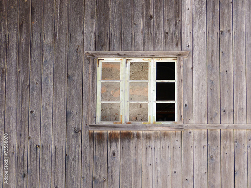 Fenster in grauer Holzwand