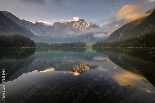 Jesień nad alpejskim jeziorem