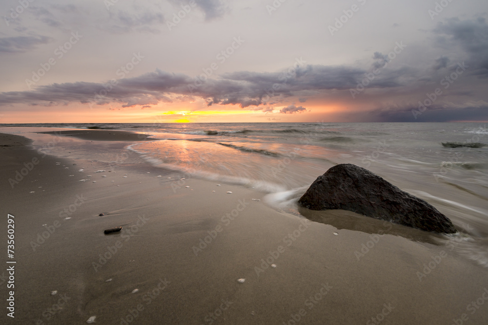 sztormowy zachód słońca na Morzu Bałtyckim - obrazy, fototapety, plakaty 