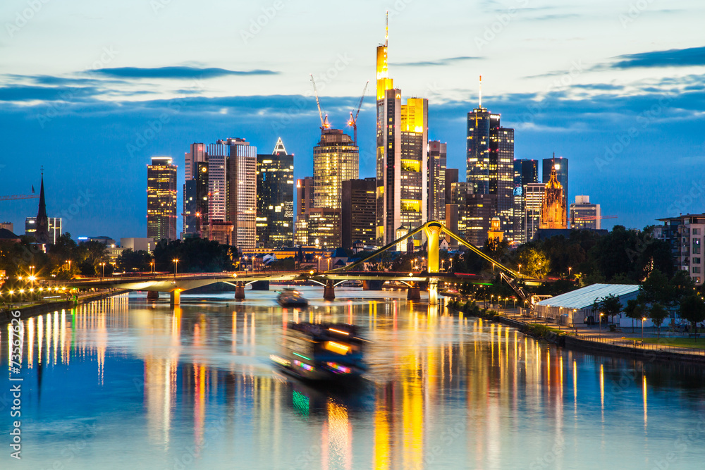 Obraz premium Frankfurt am Main skyline at dusk, Germany