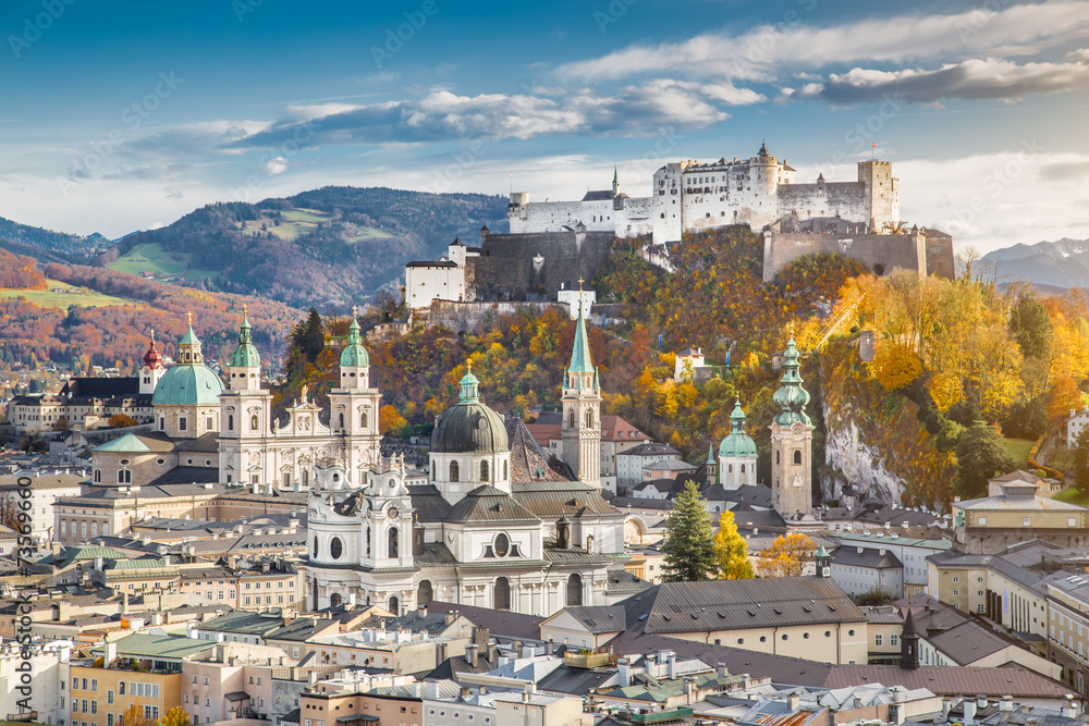 Naklejka premium Historyczne miasto Salzburg jesienią, Austria