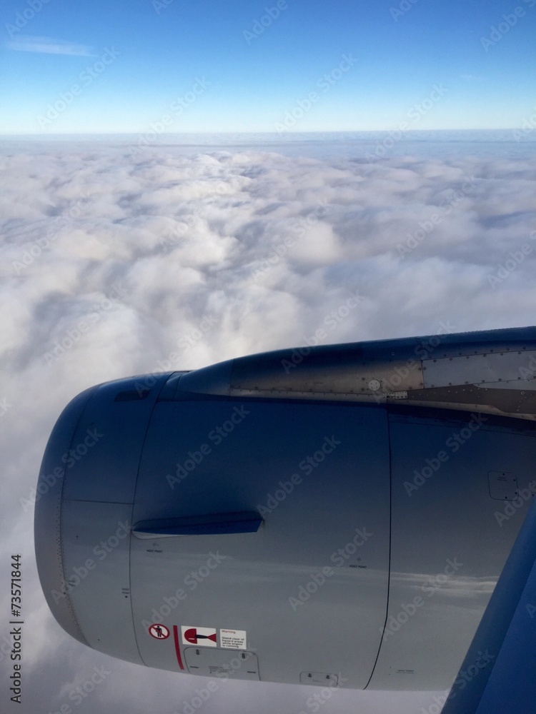 Flugzeugturbine über den Wolken gibt Gas