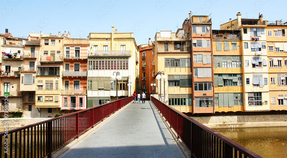 Puente con fachadas de edifcios coloristas, Girona