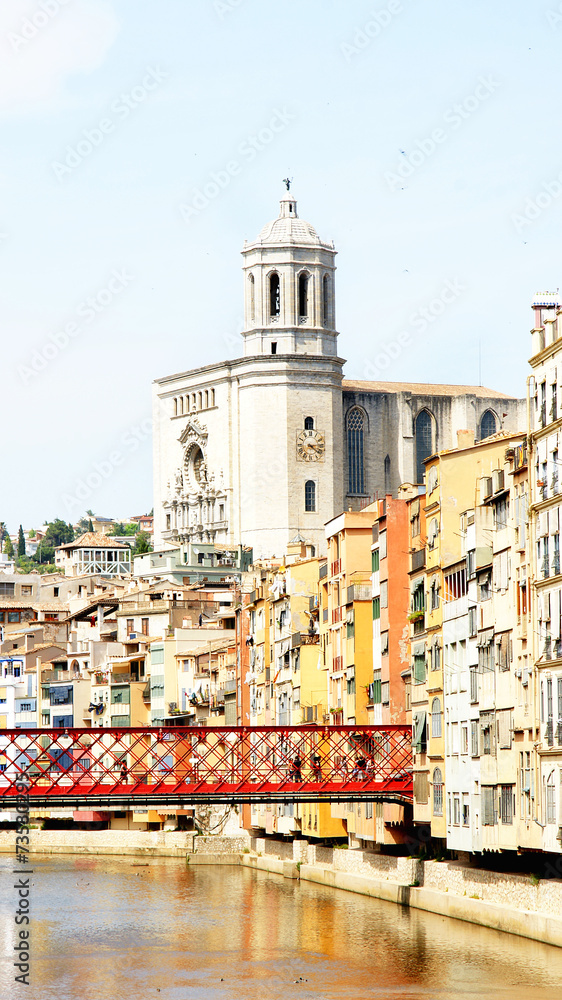 Puente rojo con campanario de la Catedral, Girona