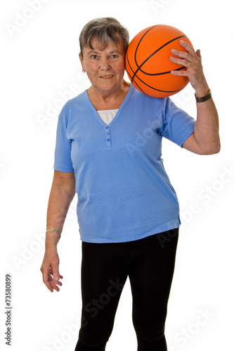 Seniorin mit Basketball - Senior woman with baskektball
