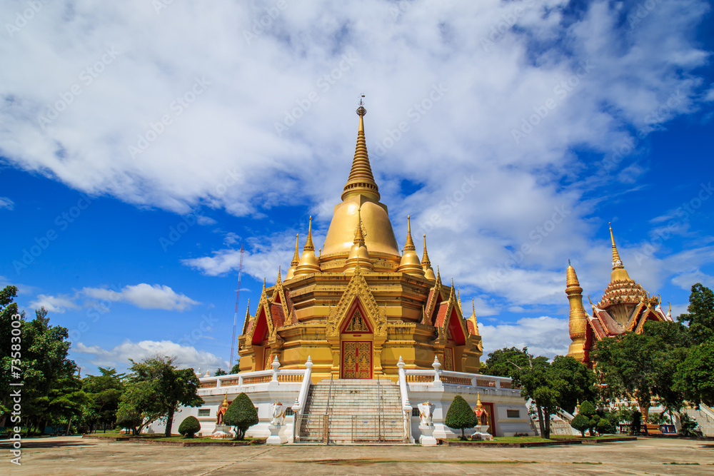 Naklejka premium Golden Pagoda in Temple, Thailand