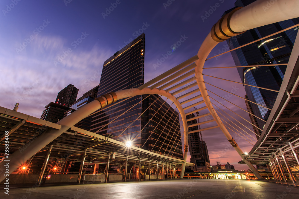 Obraz premium BANGKOK - AUG 11: Sky walk architecture like a spider for passen
