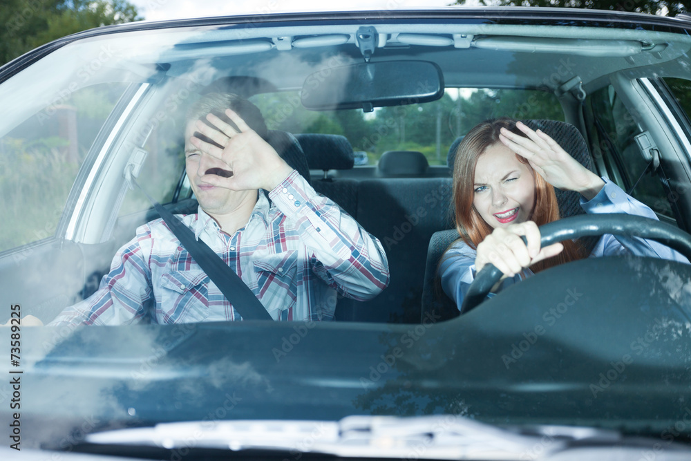 Couple blinded in a car - obrazy, fototapety, plakaty 