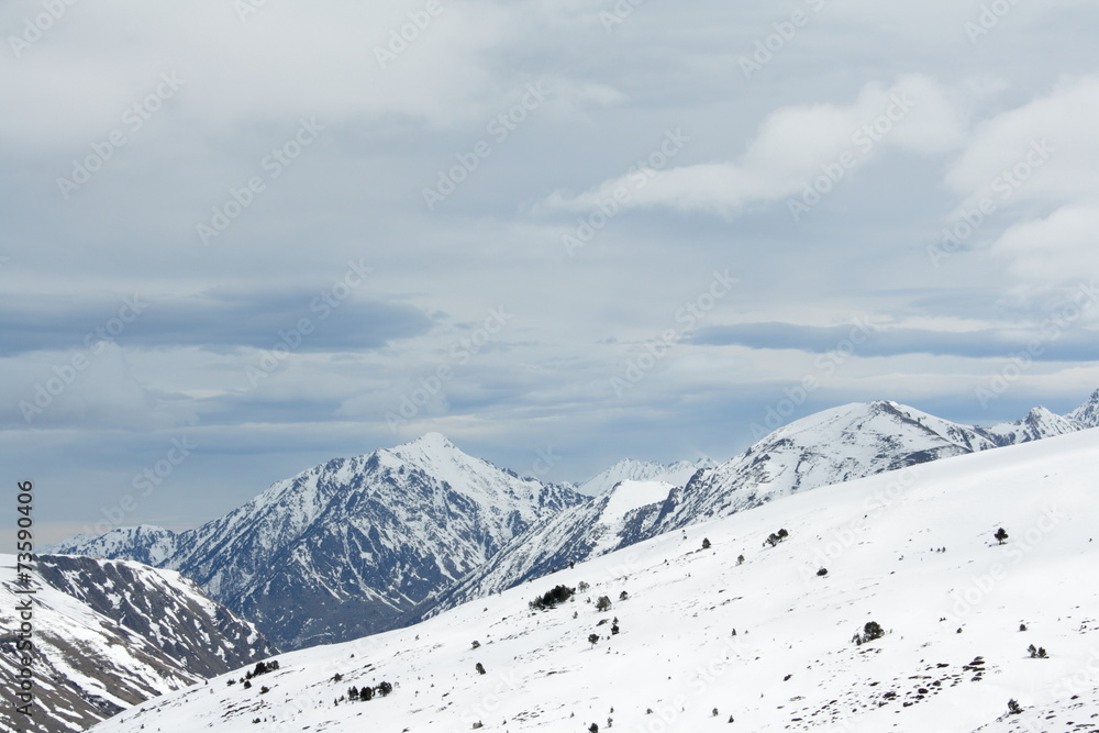 Montagnes enneigé vue d'andorre