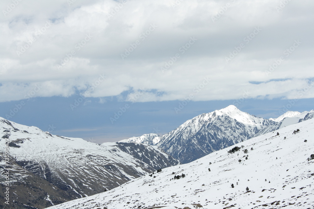 Montagnes enneigé vue d'andorre