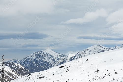 Montagnes enneigé vue d'andorre © arenysam