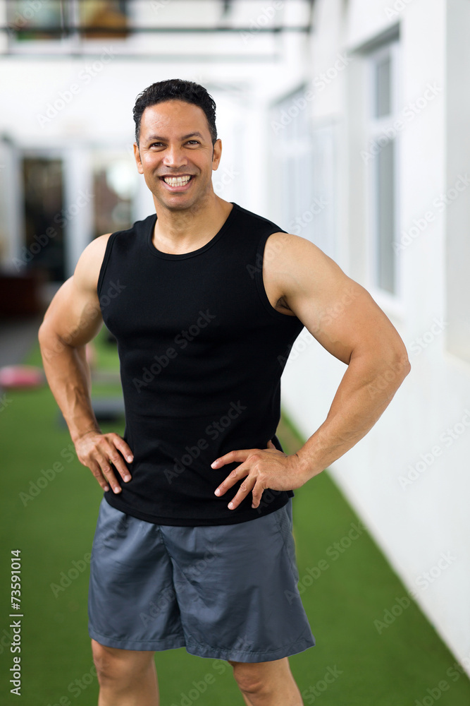 Obraz premium muscle man standing in gym
