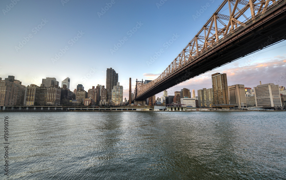 Fototapeta premium Roosevelt Island and Queensboro Bridge, Manhattan, New York