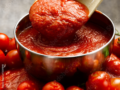 salsa di pomodoro photo