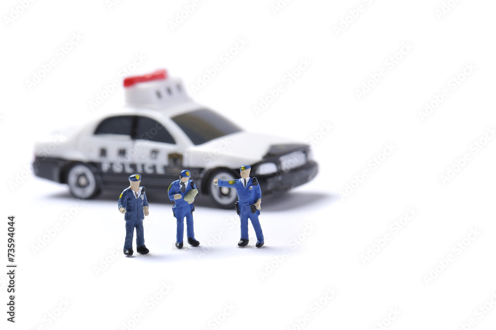 パトロールする警察官