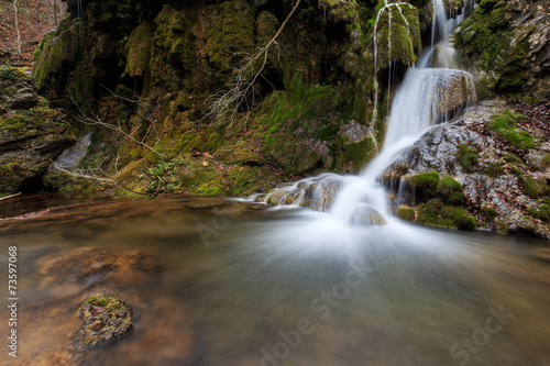 Fototapeta Naklejka Na Ścianę i Meble -   Beautiful waterfalls and autumn foliage in the forest