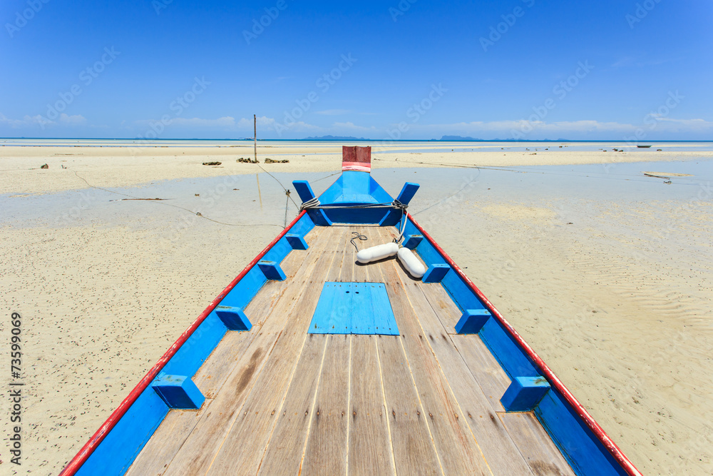 Obraz premium Traditional Thai boat or long tail boat stand at the beach