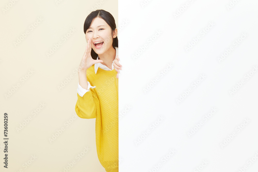 メッセージボードと応援する女性