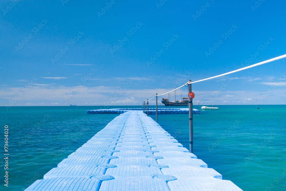 Obraz premium Jetty to the blue Path filled with Love