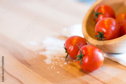 Pomodori rossi su sfondo legno