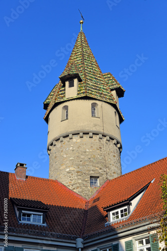 Grüner Turm auf gewalmten Dächern in Ravensburg