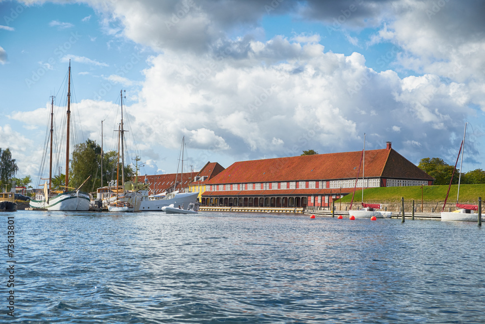 Obraz premium The red roof houses near a harbour.