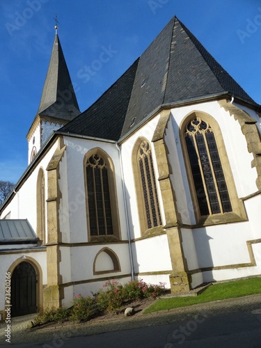 Die evangelisch-reformierte Alexanderkirche vor blauem Himmel im Sonnenschein in Oerlinghausen bei Bielefeld am Hermannsweg im Teutoburger Wald in Ostwestfalen-Lippe