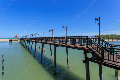 Wood bridge to the sea © SKT Studio
