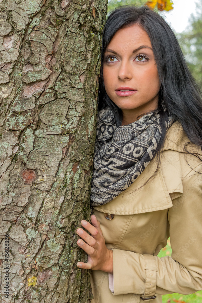 Fototapeta premium Junge Frau mit Baum