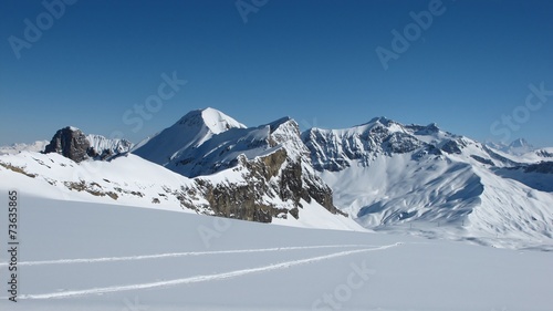 Sanetsch Pass, mountains and ski tracks © u.perreten