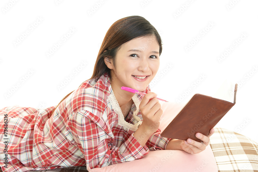 パジャマ姿で寛ぐ女性 パジャマ姿で寛ぐ女性