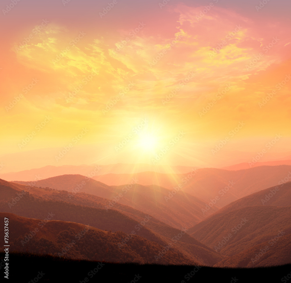Fototapeta premium wschód słońca w górach
