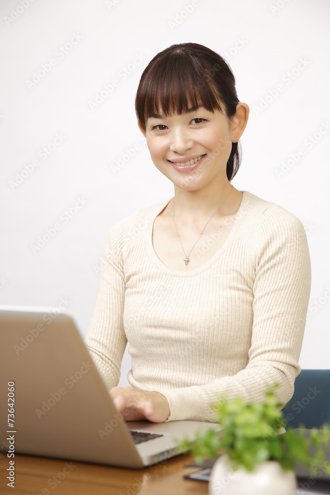 パソコンと女性 パソコンと女性