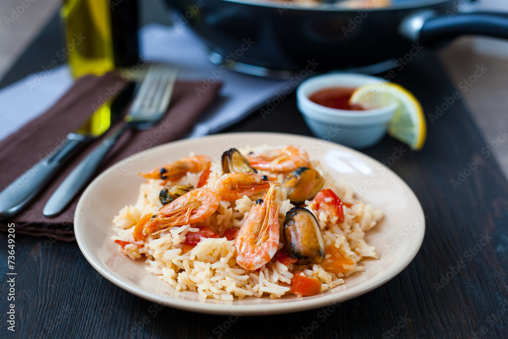 stir fried rice noodles with prawns and mussels stir fried rice noodles with prawns and mussels