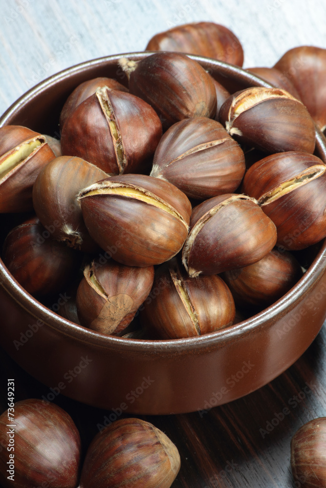 Obraz premium Sweet chestnuts.