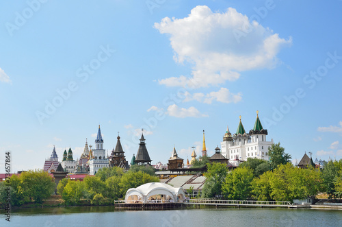 Измайловский кремль и Серебряно-Виноградный пруд летом, Москва
