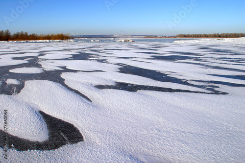 Fototapeta Naklejka Na Ścianę i Meble -  Sunny winter day on the river
