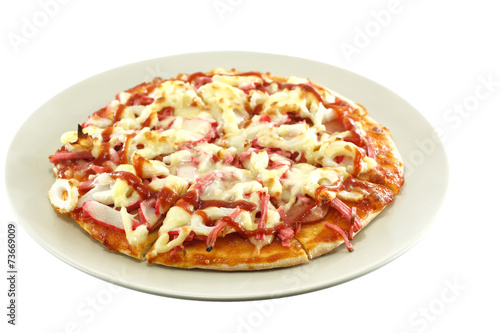 Pizza odizolowywająca na białym tle
