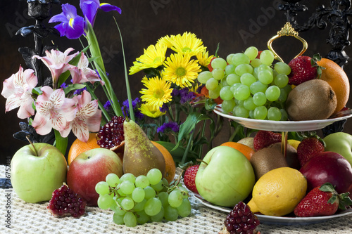 Fototapeta Naklejka Na Ścianę i Meble -  fruits and flowers