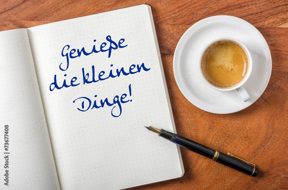 Notizbuch auf Schreibtisch - Genieße die kleinen Dinge Notizbuch auf Schreibtisch - Genieße die kleinen Dinge