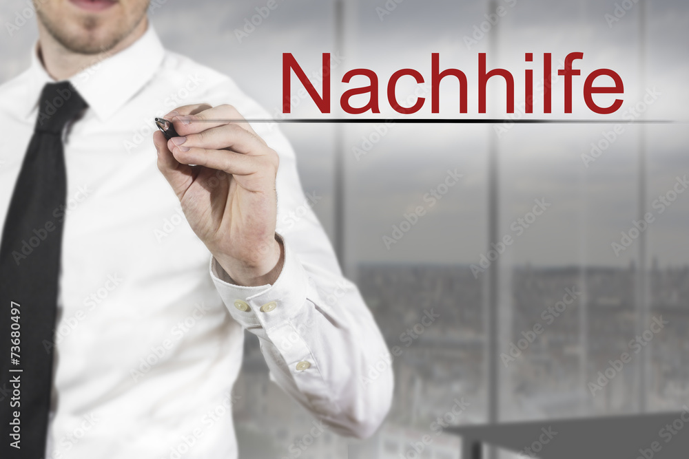 Geschäftsmann schreibt Nachhilfe in die Luft Geschäftsmann schreibt Nachhilfe in die Luft