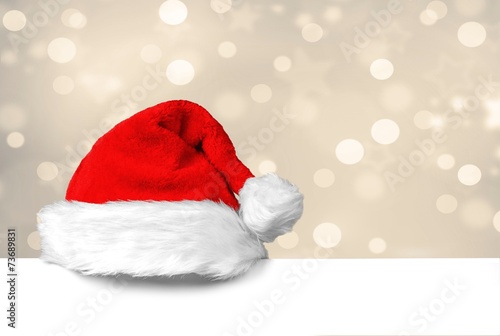 Weihnachtsmütze auf weißem Plakat mit schönem Bokeh